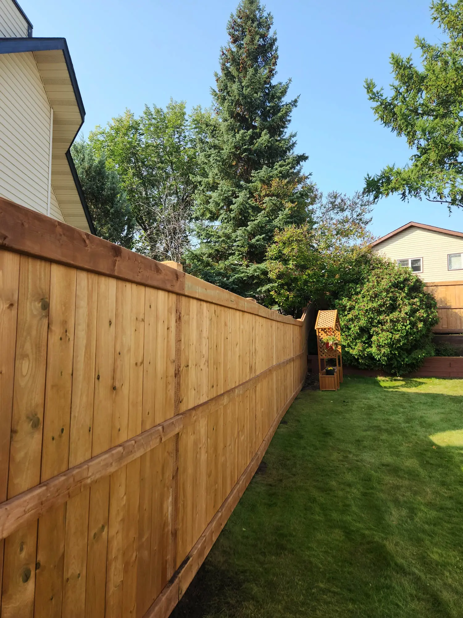 Single picket fence installation — Sherwood Park